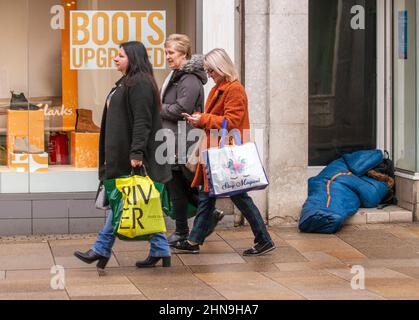 Preston, Lancashire. Wetter in Großbritannien. 15. Februar 2022. Met Office warnt vor zwei benannten Stürmen, die Lancashire in den nächsten 48 Stunden mit Regen und Stürmen treffen werden. Wetterexperten des Met Office geben eine schwere gelbe Warnung für Lancashire aus, als die Stürme Dudley und Eunice eintrafen. Kredit; MediaWorldImages/AlamyLiveNews Stockfoto