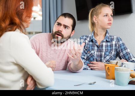 Junge schwere Paar hat eine Familie stressige Gespräch zu Hause Stockfoto