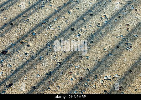 Beton, Steinmauer, Nahaufnahme mit schrägen Schatten. Stockfoto