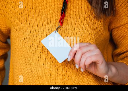 Frau mit Namensschild und leerem Leerzeichen Stockfoto