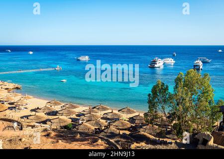 Sharm El Sheikh: Schöne Ansicht des beliebten Farsha-Cafés am Ufer des Roten Meeres im Hadaba-Viertel, Sharm El Sheikh, Ägypten Stockfoto