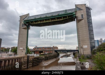 Die Gezeitenbarriere über dem Fluss Hull im alten Hafengebiet von Kingston upon Hull, East Riding of Yorkshire, Großbritannien. Stockfoto