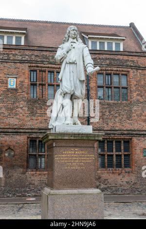 Andrew Marvell Statue (englischer metaphysischer Dichter, Satiriker und Politiker) im alten Hafengebiet von Kingston upon Hull, East Riding of Yorkshire, Großbritannien. Stockfoto