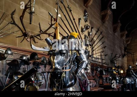 WARWICK, GROSSBRITANNIEN - 15. SEPTEMBER 2014: Dies sind die Waffen und Rüstungen, die in der Great Hall of Warwick Castle ausgestellt werden. Stockfoto