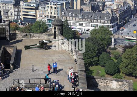 EDINBURGH, GROSSBRITANNIEN - 10. SEPTEMBER 2014: Es handelt sich um eine moderne Kanone auf der Bastion des Edinburgh Castle, die täglich um 12 Uhr eine leere Volley abfeuert. Stockfoto