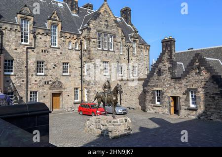 EDINBURGH, GROSSBRITANNIEN - 10. SEPTEMBER 2014: Dies ist eine Reiterstatue des Feldmarschalls Earl Haig vor der Fassade des Kriegsmuseums. Stockfoto