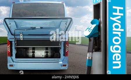 Wasserstoff-Tankstelle und -Bus mit offener Haube und einer Wasserstoffflasche im Inneren. Sauberes Mobilitätskonzept Stockfoto