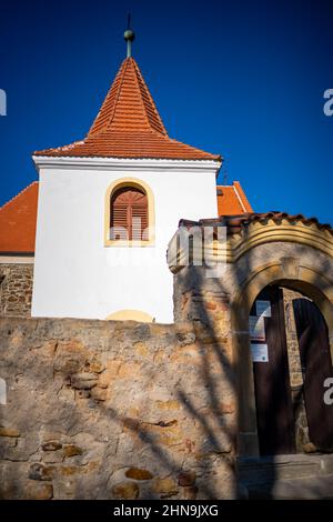 Die Kirche St. Bartholomäus ist das älteste erhaltene Denkmal in Mochov, Tschechien Stockfoto