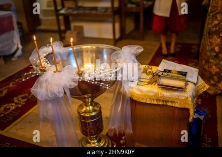 Mochov, Tschechische Republik - 13. Februar 2022: Orthodoxe Taufzeremonie in der römisch-katholischen Kirche St. Bartholomäus in Mochov, Tschechische Republik. Stockfoto