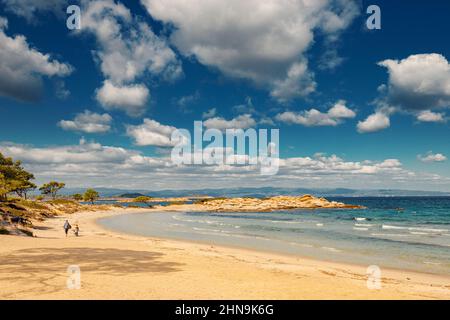 Berühmter leerer Karydi-Strand in der Nähe des Dorfes Vourvourou auf der Halbinsel Sithonia in der Region Chalkidiki. Besuchen Sie berühmte Reiseziele und Resorts von G Stockfoto