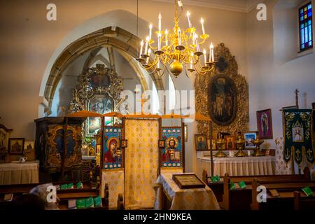 Mochov, Tschechische Republik - 13. Februar 2022: Das Innere der römisch-katholischen Kirche St. Bartholomäus ist das älteste erhaltene Denkmal in Mochov, Tschechien Stockfoto