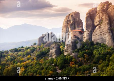 Heiliger Kloster des Heiligen Nikolaus Anapafsas auf einem Felsen bei Meteora. Reisen und Pilger müssen Orte in Griechenland besuchen Stockfoto