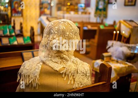 Mochov, Tschechische Republik - 13. Februar 2022: Orthodoxe Taufzeremonie in der römisch-katholischen Kirche St. Bartholomäus in Mochov, Tschechische Republik. Stockfoto