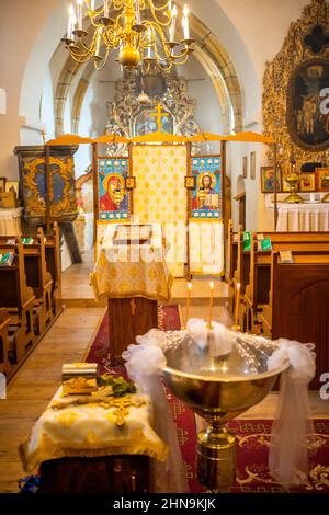 Mochov, Tschechische Republik - 13. Februar 2022: Das Innere der römisch-katholischen Kirche St. Bartholomäus ist das älteste erhaltene Denkmal in Mochov, Tschechien Stockfoto