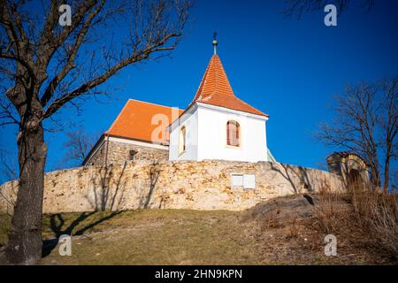 Die Kirche St. Bartholomäus ist das älteste erhaltene Denkmal in Mochov, Tschechien Stockfoto