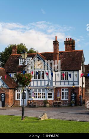 The Merlin's Cave Pub mit Blick auf das Dorfgrün in Chalfont St Giles, Buckinghamshire, England, Großbritannien Stockfoto