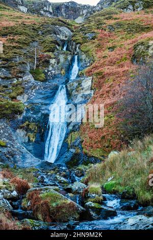 Kleiner aber Falls Wasserfall oder Rhaeadr Bach im Coedydd aber National Nature Reserve im Snowdonia National Park. Abergwyngregyn Gwynedd Wales Großbritannien Stockfoto