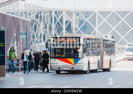 27. Oktober 2021, Thessaloniki, Griechenland: Ein regulärer Bus setzt die Passagiere an der Endhaltestelle am Flughafen Thessaloniki ab Stockfoto