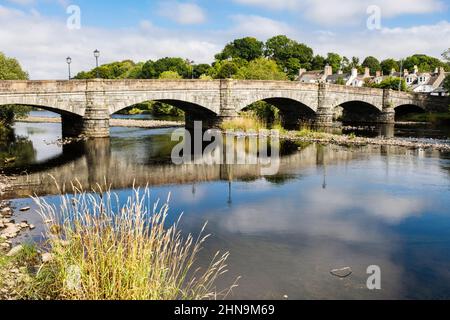 Die alte Brücke (1813) spiegelt sich in River Cree in der alten Stadt von Burgh im historischen Bezirk Wigtownshire wider. Newton Stewart Dumfries und Galloway Scotland UK Stockfoto