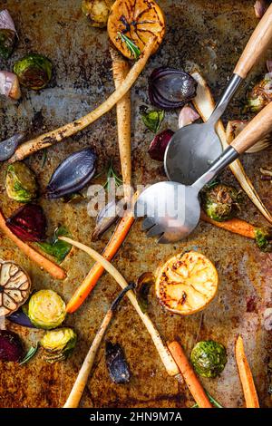 Gemischtes Wurzelgemüse Braten mit Kräutern. Gesunde einfache Grillgerichte. Stockfoto