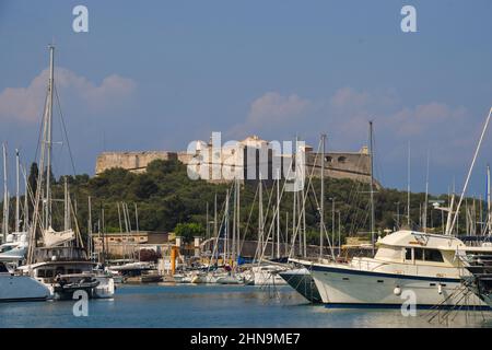 Boote in Port Vauban und Fort Carre, Antibes, Südfrankreich, Juli 2019. Stockfoto