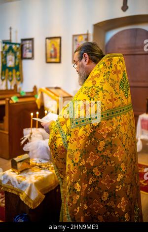 Mochov, Tschechische Republik - 13. Februar 2022: Orthodoxe Taufzeremonie in der römisch-katholischen Kirche St. Bartholomäus in Mochov, Tschechische Republik. Stockfoto