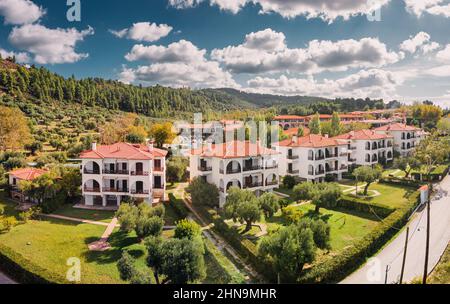 Häuser und Villen mit Herrenhaus in einem Ferienort am steilen Berghang am Mittelmeer. Immobilien- und Hotelkonzept Stockfoto