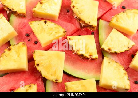Ananas- und Wassermelonenscheiben im Hintergrund. Stockfoto