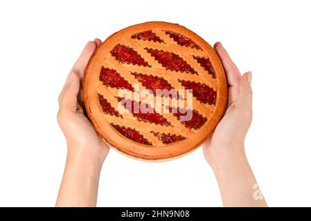 Erdbeerkuchen in Frauenhänden isoliert auf weißem Hintergrund Stockfoto