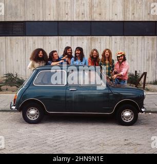 Dr. Hook and The Medicine Show, amerikanische, Country-Rock-Pop-Band, hinter einem Austin Minni Cooper, Deutschland um 1974. Stockfoto