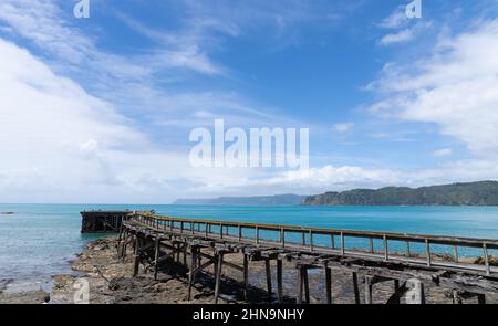 Alt bleibt Hicks Bay Wharf.Still standing. Stockfoto