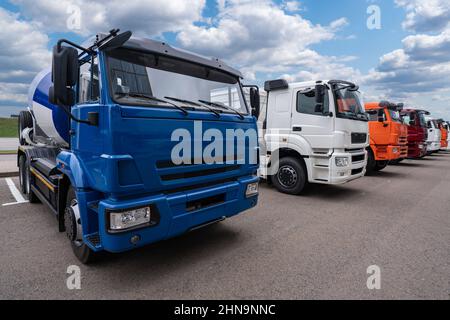 Reihe neuer Flurförderzeuge Stockfoto