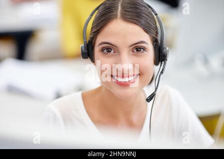 Waren 247 verfügbar. Beschnittenes Porträt eines attraktiven jungen Callcenter-Bedieners bei der Arbeit. Stockfoto