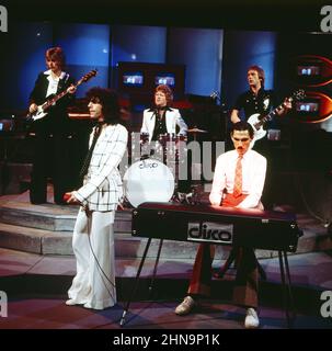 Disco, ZDF Musiksendung, Sparks, amerikanische Rock und Pop Band mit den Brüdern Russell Mael, Gesang und Ron Mael, Keyboards, Synthesizer, Auftritt 1974. Disco, ZDF-Musikprogramm, American Rock, Pop und Glam Rock Band Sparks mit den Brüdern Russell Mael, Sänger und Ron Mael, Keyboards, Synthesizer, Performance, 1974. Stockfoto