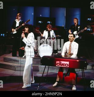 Disco, ZDF Musiksendung, Sparks, amerikanische Rock und Pop Band mit den Brüdern Russell Mael, Gesang und Ron Mael, Keyboards, Synthesizer, Auftritt 1974. Disco, ZDF-Musikprogramm, American Rock, Pop und Glam Rock Band Sparks mit den Brüdern Russell Mael, Sänger und Ron Mael, Keyboards, Synthesizer, Performance, 1974. Stockfoto