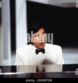 Bryan Ferry, britischer Sänger und Musiker, Mitglied der Artrock Band Roxy Music, TV Auftritt im Smoking um 1979. Bryan Ferry, britischer Sänger und Musiker, Mitglied der Artrock-Band Roxy Music, TV-Auftritt um 1979. Stockfoto