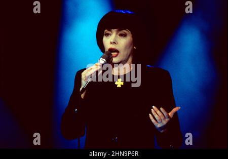 Mireille Mathieu, berühmte französische Sängerin, Auftritt in einer TV Show ,1996. Französische Sängerin Mireille Mathieu, TV-Show-Performance, 1996. Stockfoto