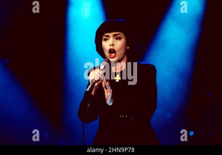 Mireille Mathieu, berühmte französische Sängerin, Auftritt in einer TV Show ,1996. Französische Sängerin Mireille Mathieu, TV-Show-Performance, 1996. Stockfoto