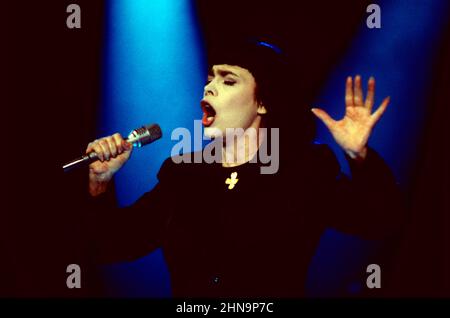 Mireille Mathieu, berühmte französische Sängerin, Auftritt in einer TV Show ,1996. Französische Sängerin Mireille Mathieu, TV-Show-Performance, 1996. Stockfoto