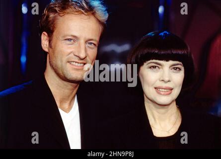 Mireille Mathieu, französische Sängerin, mit Moderator Uwe Hübner, ARD TV Special für Mirelle Mathieu: Meine Welt ist die Musik, März 1998. Die französische Sängerin Mireille Mathieu und der deutsche Moderator Uwe Hübner, ARD TV Special für Mirelle Mathieu, März 1998. Stockfoto