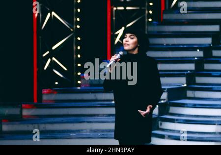 Mireille Mathieu, berühmte französische Sängerin, tritt im Showteil der ARD Sendung: Montagsmaler, 1987. Die französische Sängerin Mireille Mathieu, Auftritt in der Show im ARD-Programm: Montagsmaler, 1987. Stockfoto