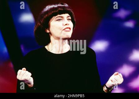 Mireille Mathieu, berühmte französische Sängerin, tritt im Showteil der ARD Sendung: Montagsmaler, 1987. Die französische Sängerin Mireille Mathieu, Auftritt in der Show im ARD-Programm: Montagsmaler, 1987. Stockfoto