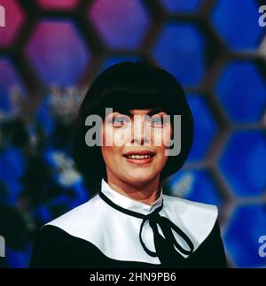 Mireille Mathieu, französische Sängerin, TV Auftritt in der ZDF-Spielshow: Dalli Dalli, 1981. Die französische Sängerin Mireille Mathieu in der ZDF-Show: Dalli Dalli, 1981. Stockfoto