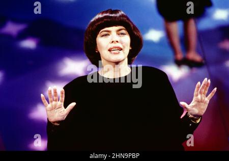 Mireille Mathieu, berühmte französische Sängerin, tritt im Showteil der ARD Sendung: Montagsmaler, 1987. Die französische Sängerin Mireille Mathieu, Auftritt in der Show im ARD-Programm: Montagsmaler, 1987. Stockfoto