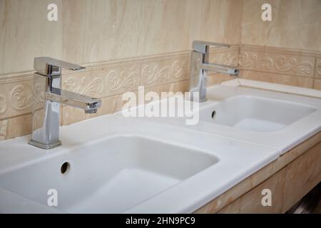 Zwei Waschbecken im Badezimmer zum Händewaschen. Stockfoto