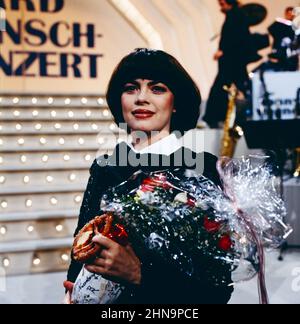 Mireille Mathieu, französische Sängerin, im ARD Wunschkonzert, 1985. Die französische Sängerin Mireille Mathieu in der Fernsehshow: ARD Wunschkonzert, 1985. Stockfoto