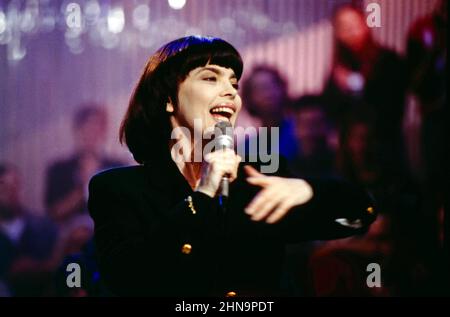 Mireille Mathieu, berühmte französische Sängerin, tritt im Showteil der ARD Sendung: Montagsmaler, 1987. Die französische Sängerin Mireille Mathieu, Auftritt in der Show im ARD-Programm: Montagsmaler, 1987. Stockfoto