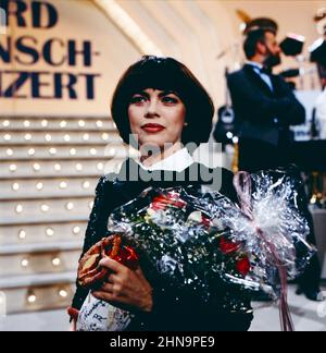 Mireille Mathieu, französische Sängerin, im ARD Wunschkonzert, 1985. Die französische Sängerin Mireille Mathieu in der Fernsehshow: ARD Wunschkonzert, 1985. Stockfoto