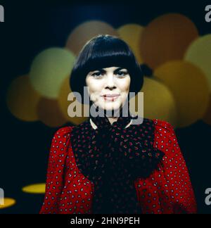 Mireille Mathieu, berühmte französische Sängerin, Portrait um 1986. Französische Sängerin Mireille Mathieu, Porträt um 1986. Stockfoto