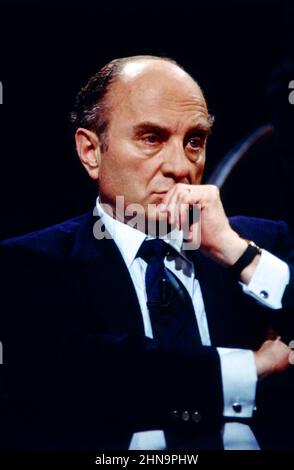 Otto Graf Lambsdorff, auch Otto Friedrich Wilhelm von der Wenge Graf Lambsdorff, deutscher Politiker, von 1988 bis 1993 Bundesvorsitzender der Partei FDP, hier auf dem Bild 1988. Otto Graf Lambsdorff, auch Otto Friedrich Wilhelm von der Wenge Graf Lambsdorff, deutscher Politiker, von 1988 bis 1993 Bundesvorsitzender der FDP, hier im Bild 1988. Stockfoto